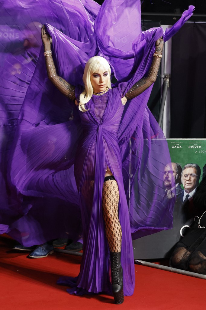 إطلالة Lady Gaga بموضة الفستان البنفسجي