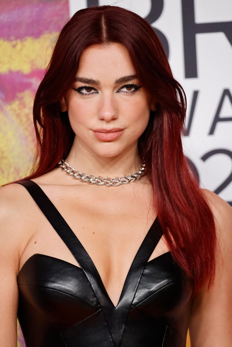 إطلالة Dua Lipa بخطوط الآيلاينر السوداء