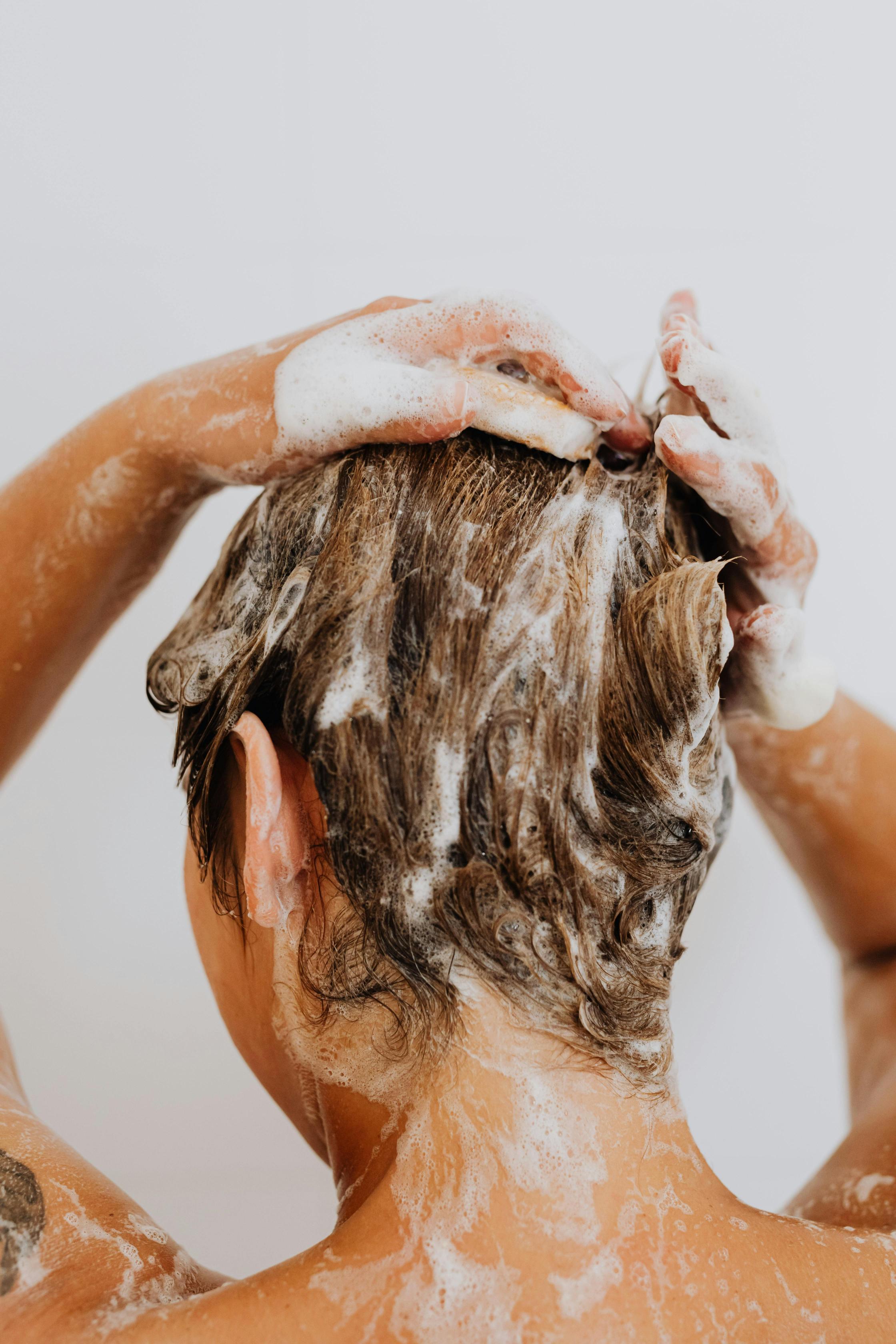 أسباب تساقط الشعر بعد الإستحمام هو الفرك القوي عندما يكون شعرك مبللاً
