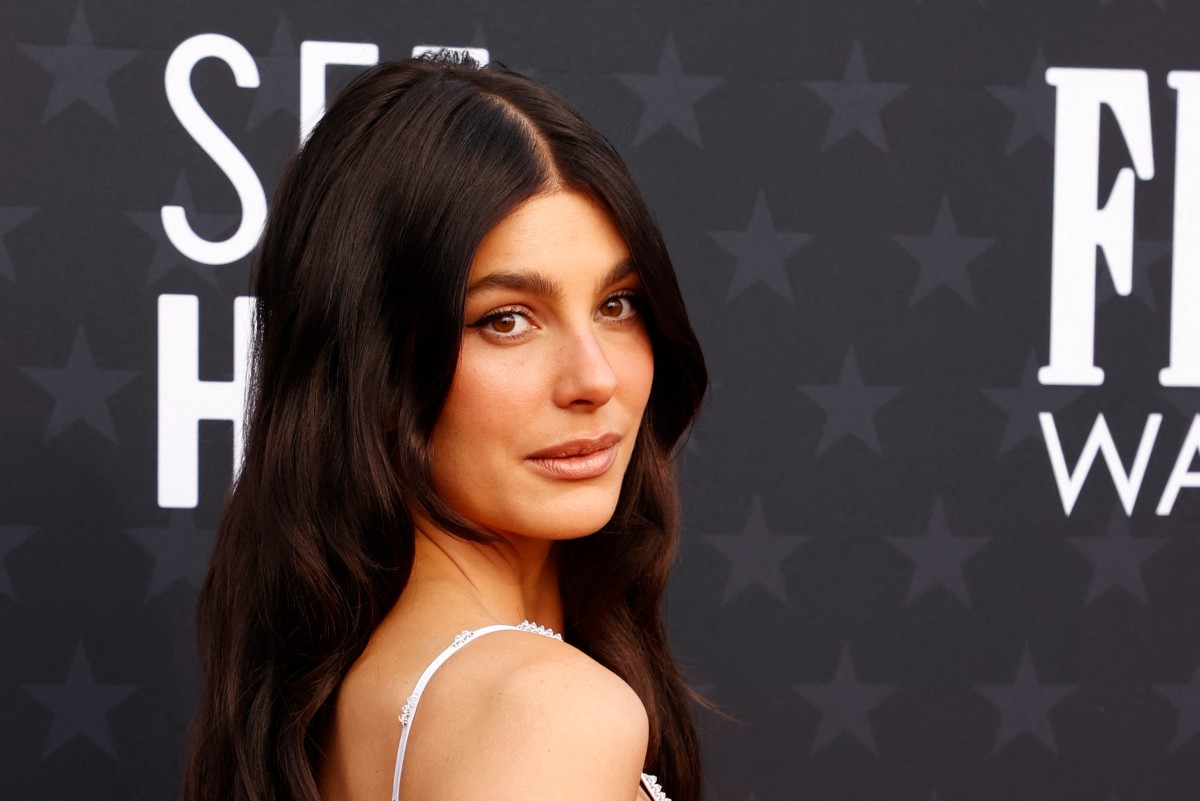 إطلالة Camila Morrone بمكياج بني مع الآيلاينر