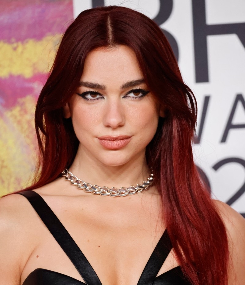 إطلالة Dua Lipa بخطوط الآيلاينر الناعمة