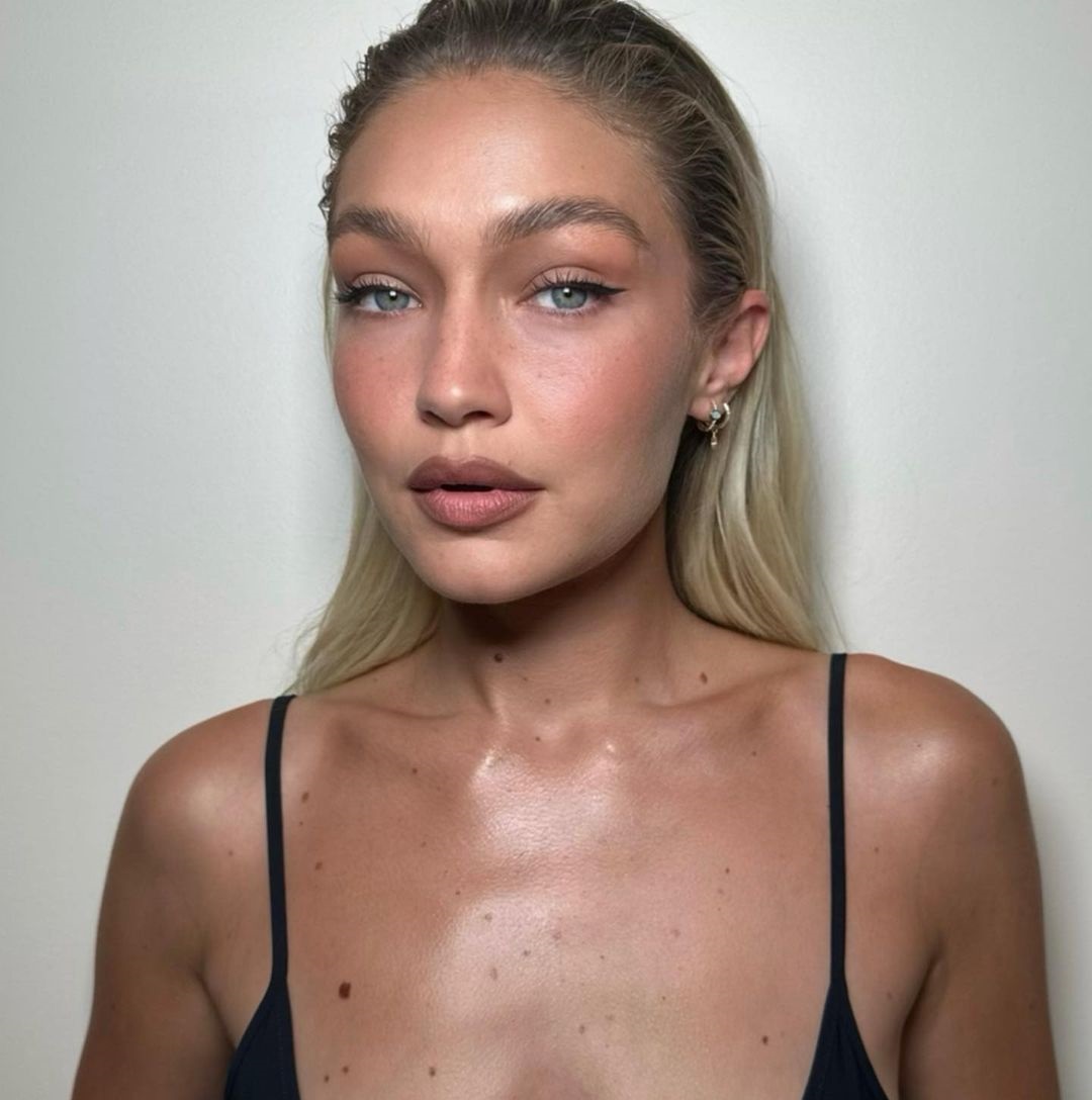 1 رئيسية رسمات الآيلاينر العريضة على الجهة الخارجية من وحي Gigi Hadid