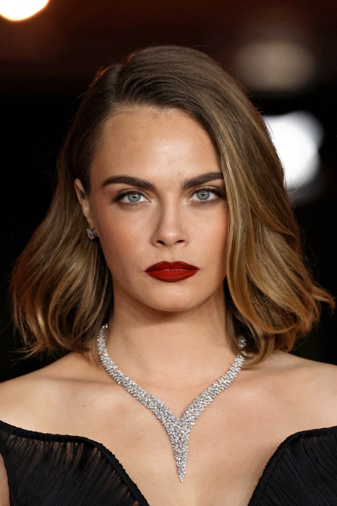 أحمر شفاه قوي ومات بأسلوب إطلالة  Cara Delevingne