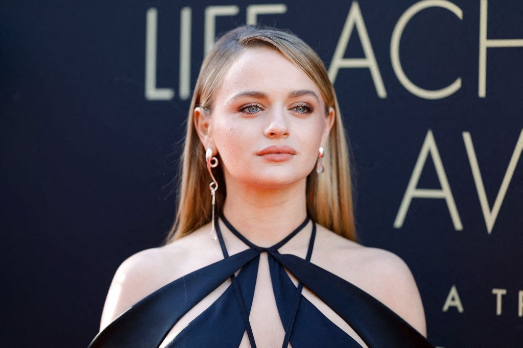 اطلالة Joey King بمكياج ساحر مع الظلال البنية