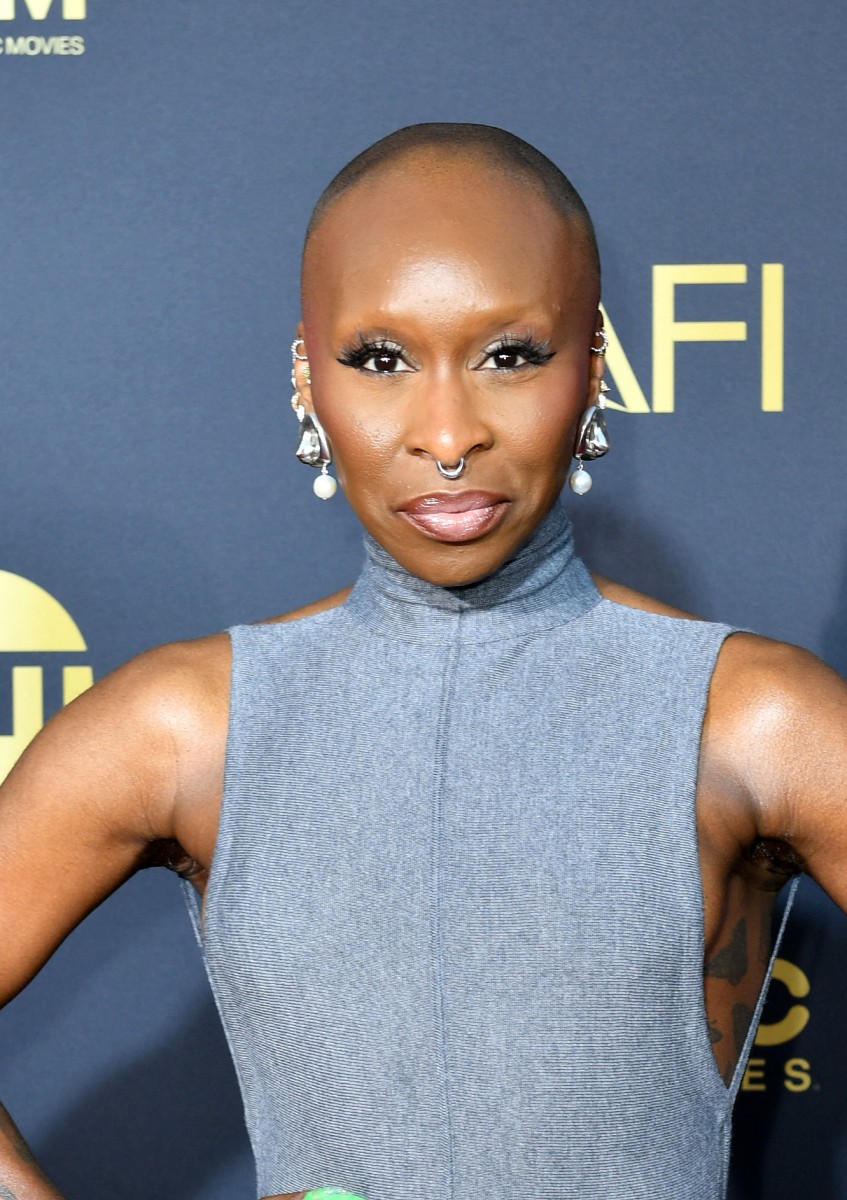 اطلالة Cynthia Erivo برسمات المكياج الازرق