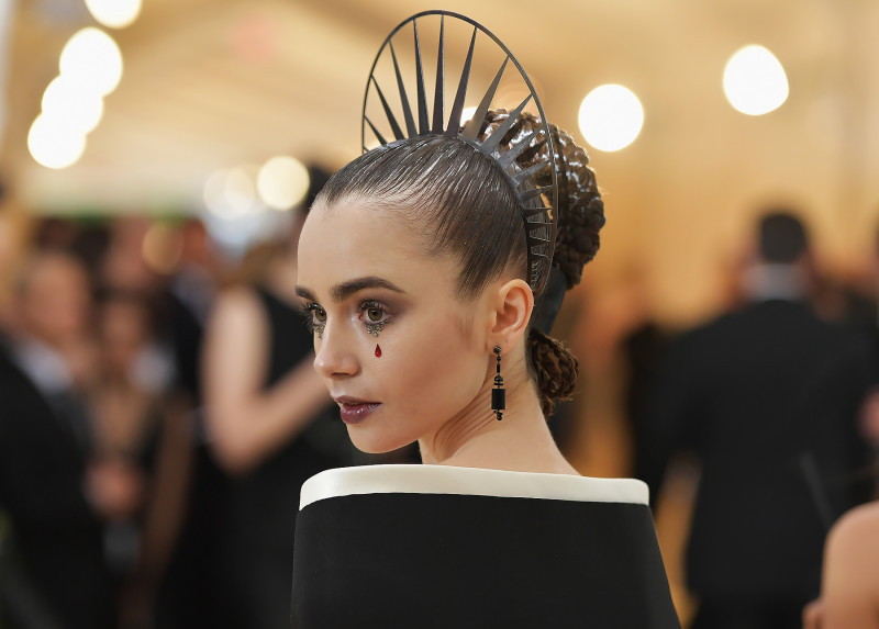 اطلالة Lily Collins بتسريحات شعر الكعكة مع الاكسسوارات المعدنية