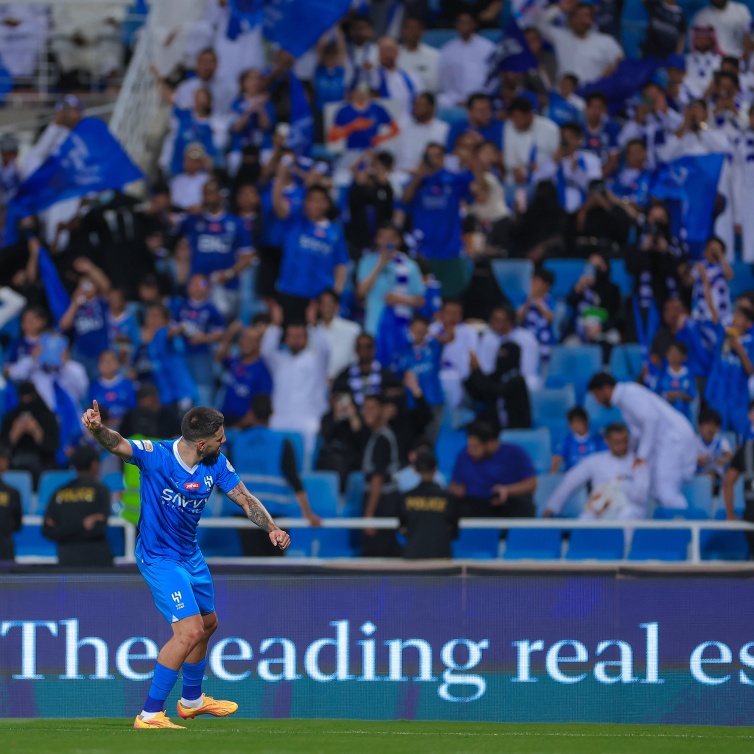  لاعبي الهلال بلقب الدوري الغالي. 