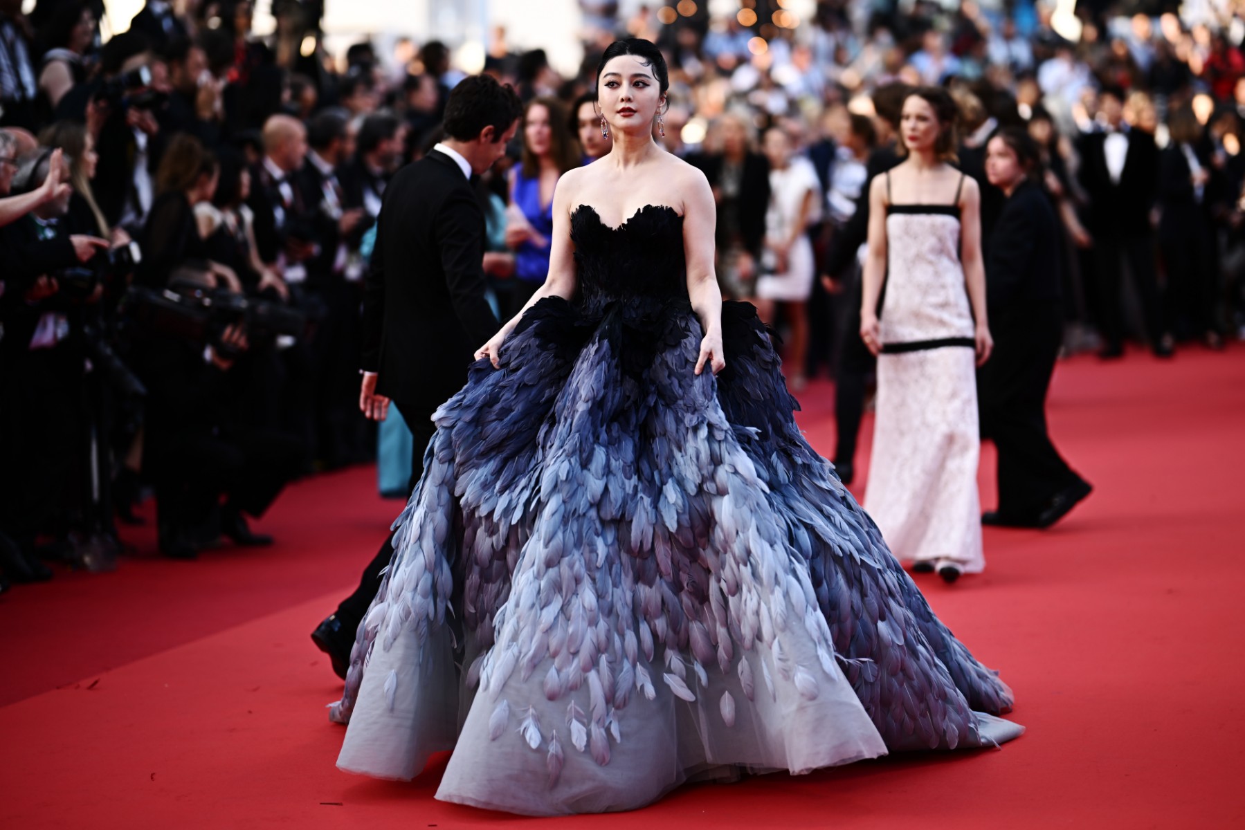 اطلالة Fan Bingbing بفستان فاخر مع الريش