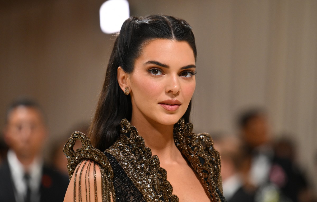 ماسكارا الحواجب المتوازية من وحي اطلالة Kendall Jenner