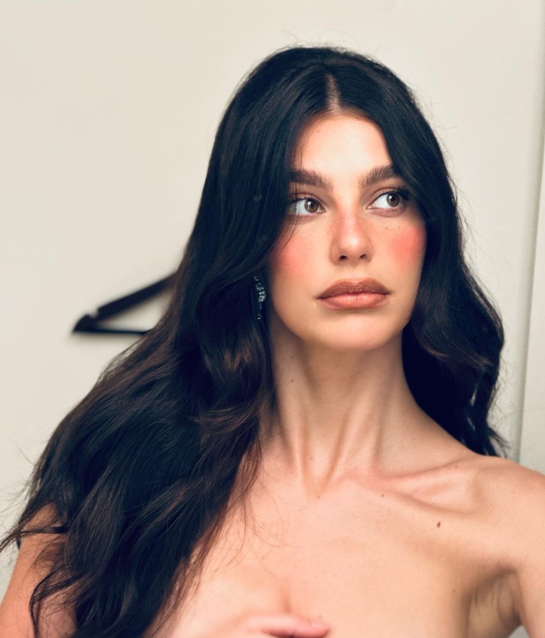 ماسكارا الحواجب الممشطة على طريقة Camila Morrone