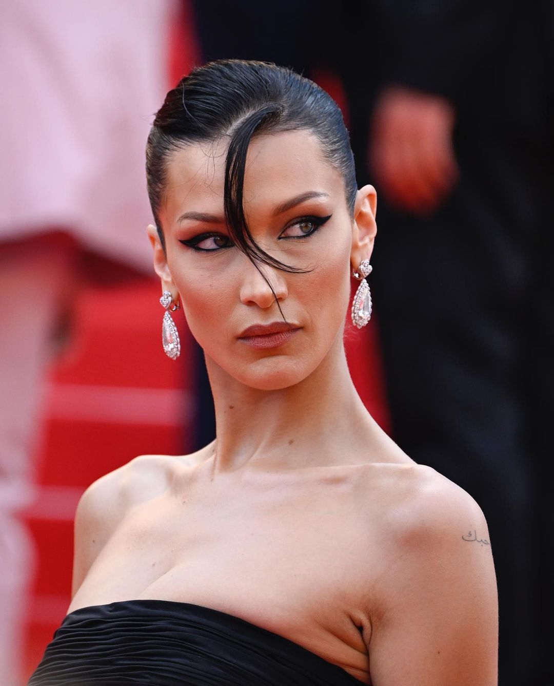 تسريحات شعر مبللة مع الخصل الامامية بأسلوب Bella Hadid