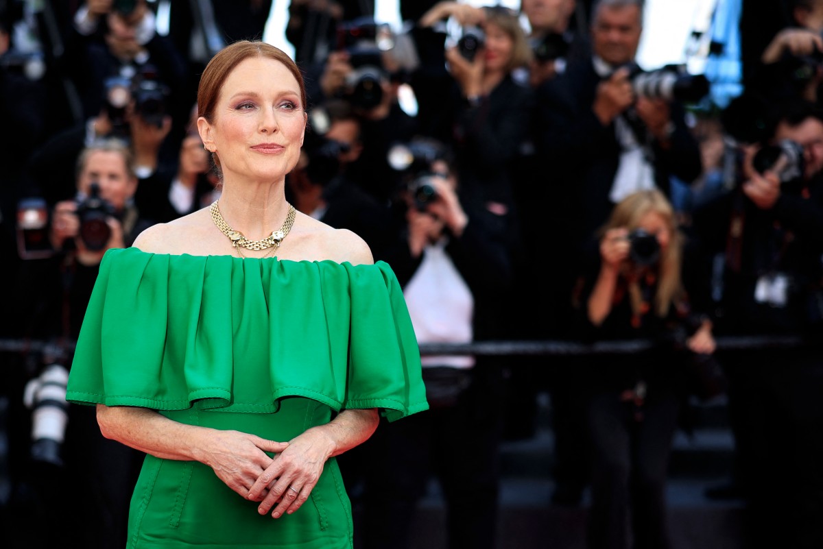 إطلالة Julianne Moore برسمات المكياج البني الناعم