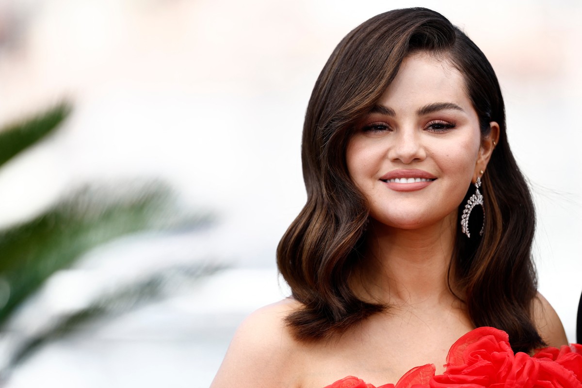 1 رئيسية إطلالة Selena Gomez بالظلال البنية المات