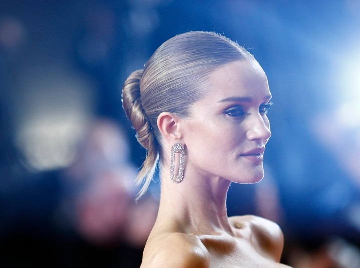 إطلالة Rosie Huntington-Whiteley بخطوط الكحل السوداء