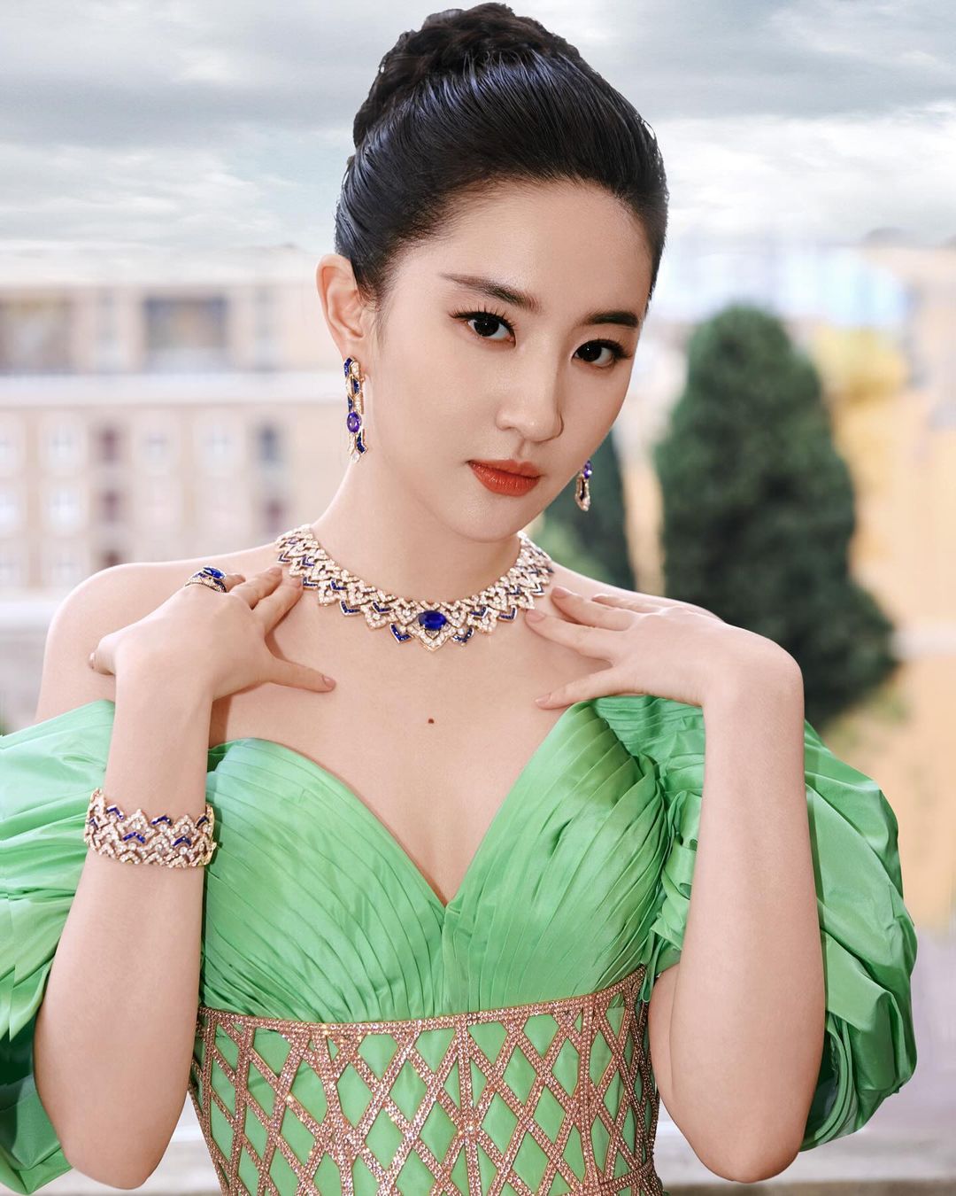 إطلالة Liu Yifei بالظلال المشمشية المات -الصورة من صفحة Tamara Ralph على انستغرام