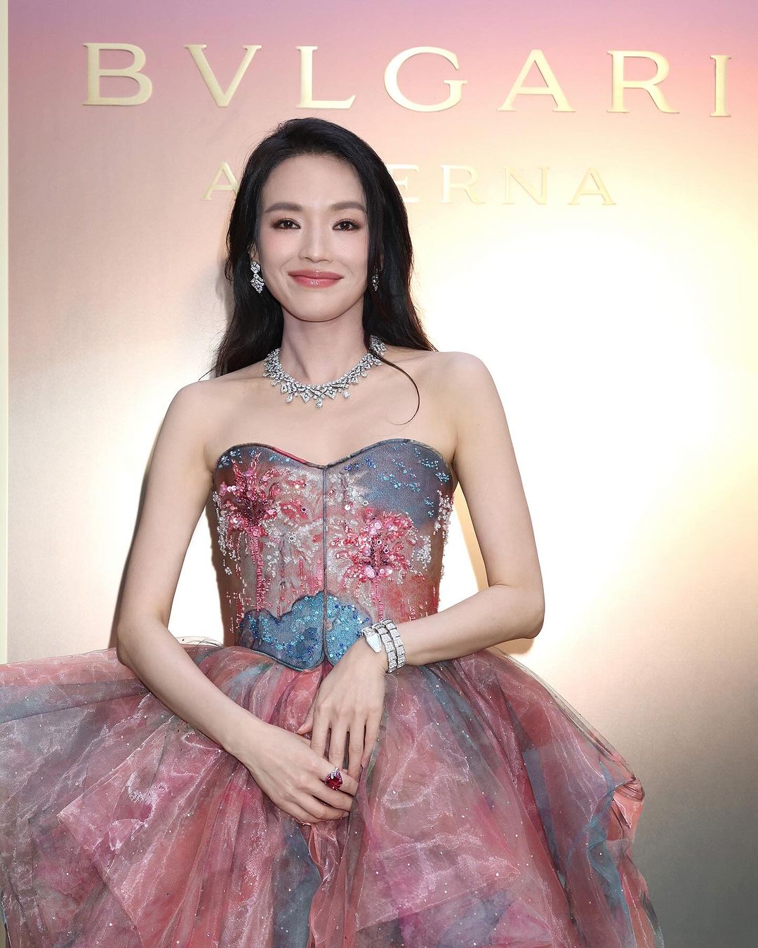 إطلالة Shu Qi برسمات المكياج البراق