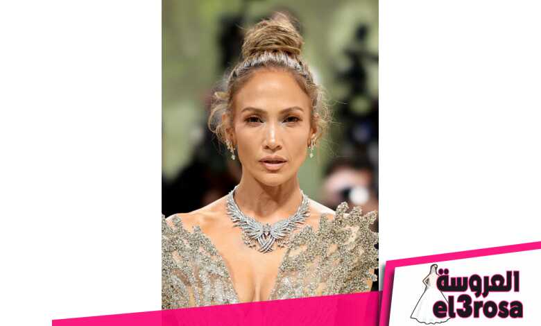 إطلالة Jennifer Lopez بمكياج برونزي براق