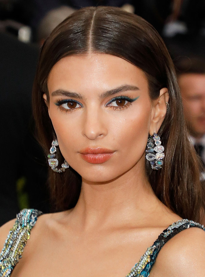 1 رئيسية مكياج عيون سموكي وملون من اطلالةEmily Ratajkowski