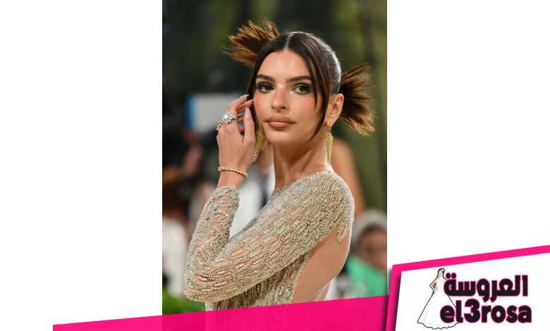 مكياج عيون سموكي هادئ بلوني الأسود والبني من وحي اطلالة Emily Ratajkowski