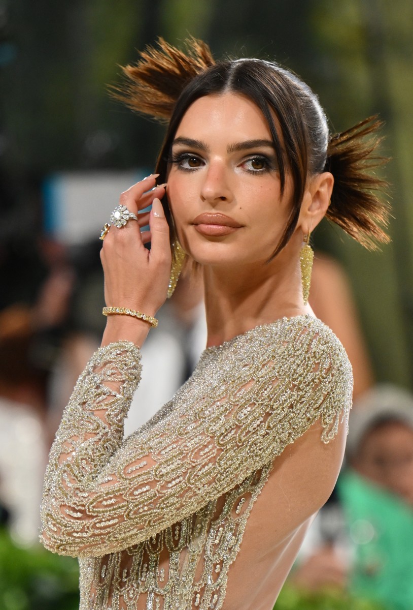 مكياج عيون سموكي هادئ بلوني الأسود والبني من وحي اطلالة Emily Ratajkowski