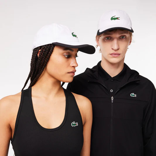 أكسسوارات الرياضة مثل القبعات من Lacoste