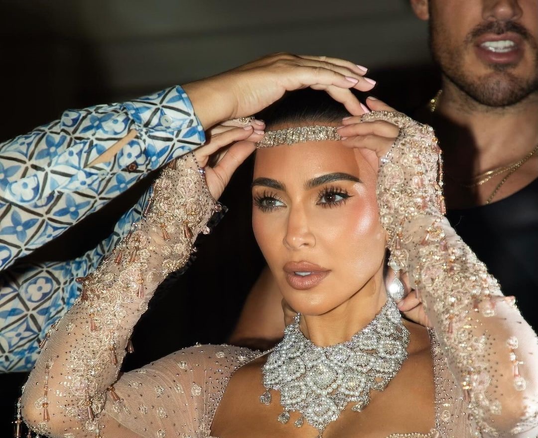 تسريحات شعر مبللة مع أكسسوارات الباندات الرفيعة من وحي كيم كارداشيان  kim Kardashian