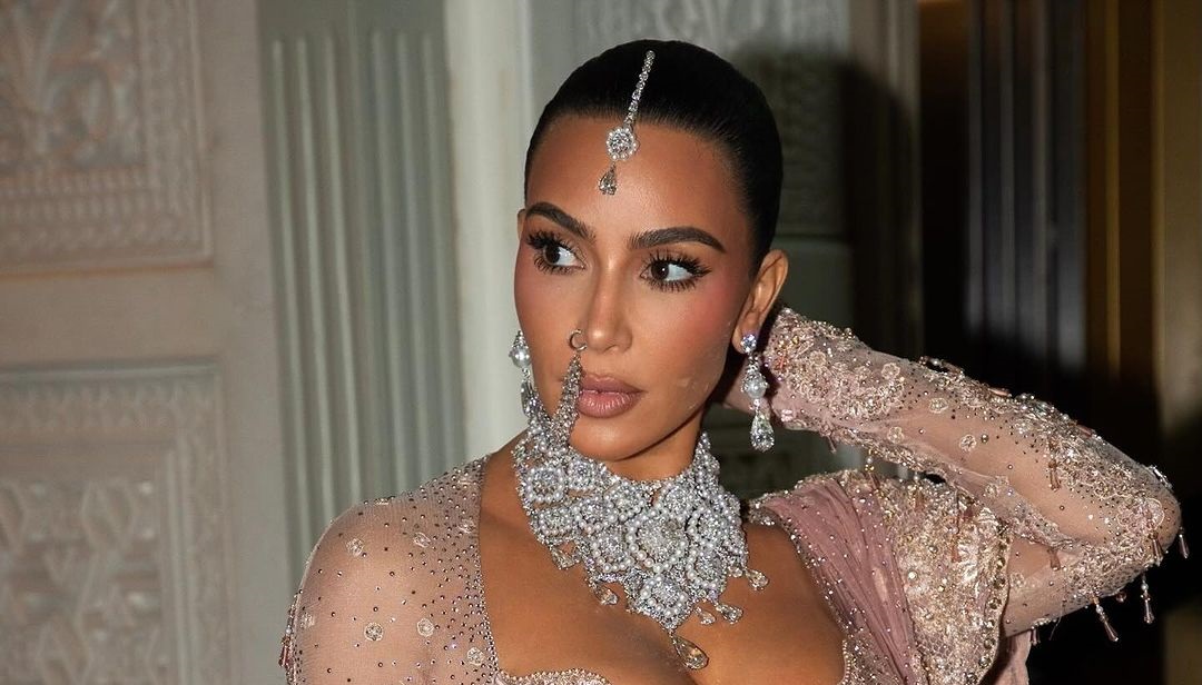 أكسسوارات شعر رفيعة مع تسريحات الشعر المشدودة من وحي  kim Kardashian