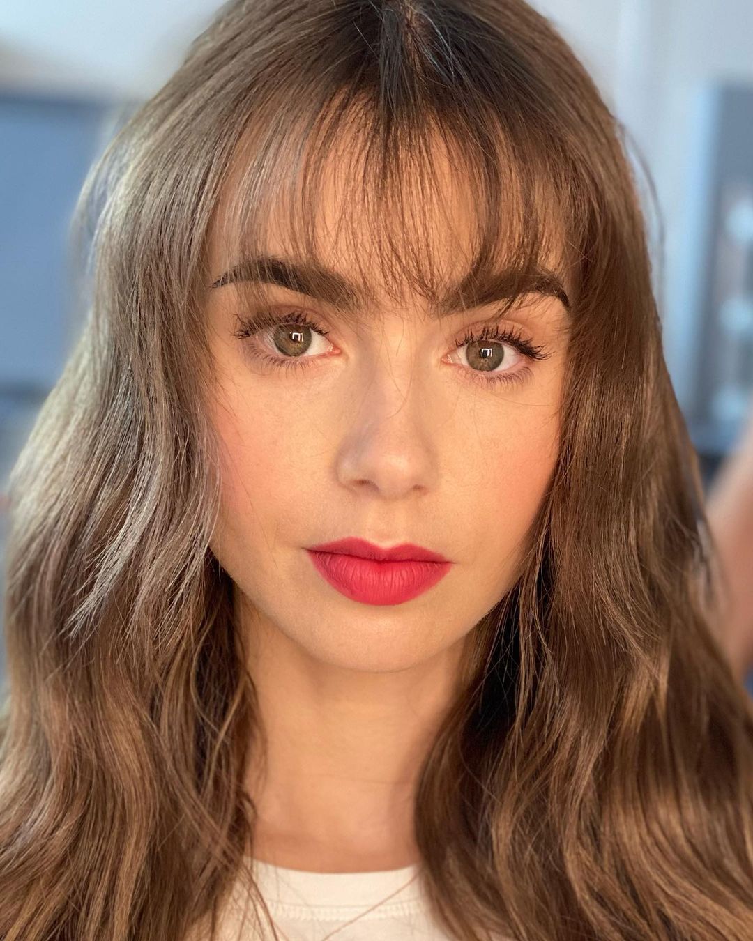 الوان احمر الشفاه الفاتح والمات من وحي Lily Collins