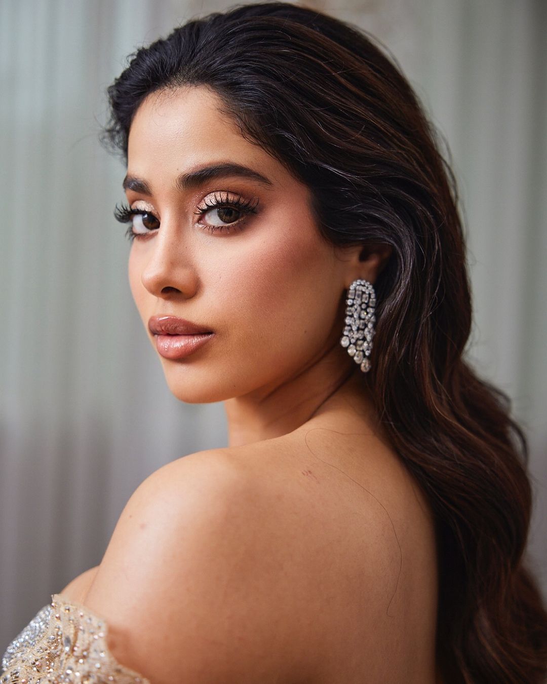 مكياج ترابي ناعم بأسلوب Janhvi Kapoor