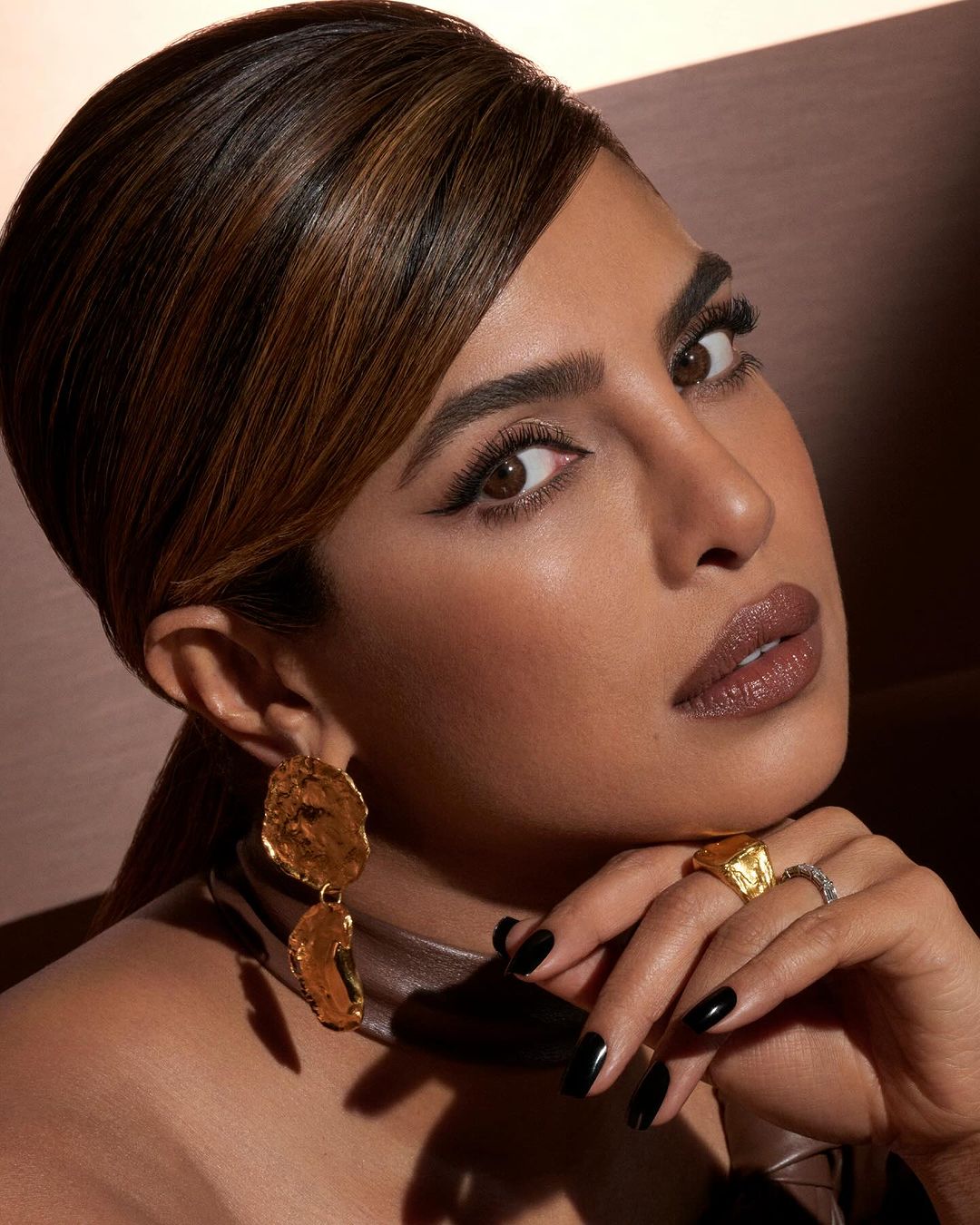 مكياج ترابي داكن بأسلوب Priyanka Chopra