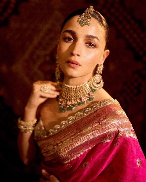 مكياج ترابي غلوسي بأسلوب Alia Bhatt