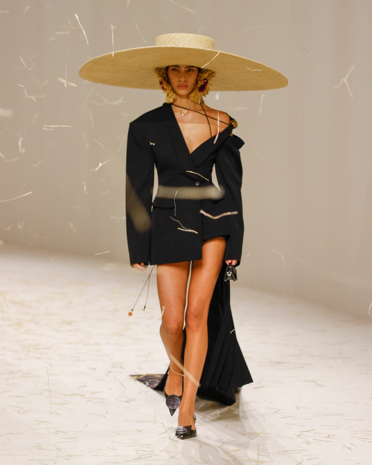 من عرض أزياء JACQUEMUS لصيف 2023