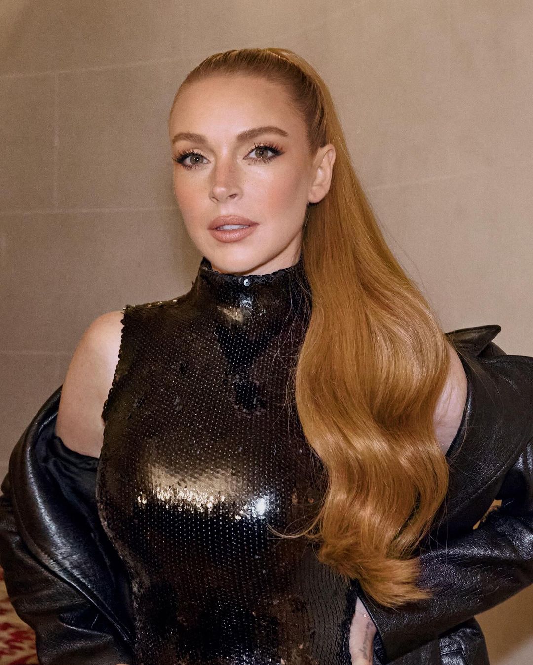 إطلالة Lindsay Lohan بالمكياج البني اللماع