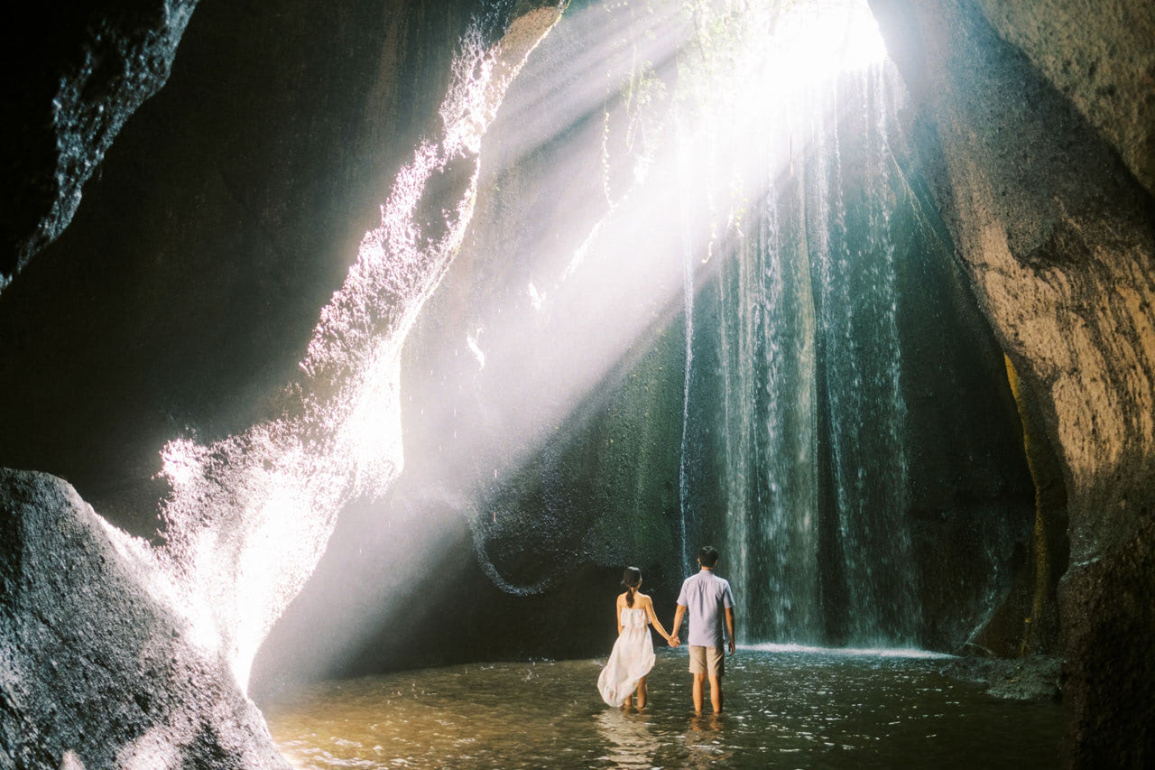 شلال توكاد سيبونج Tukad Cepung Waterfall....... جنة مخفية بأشعة من الأضواء