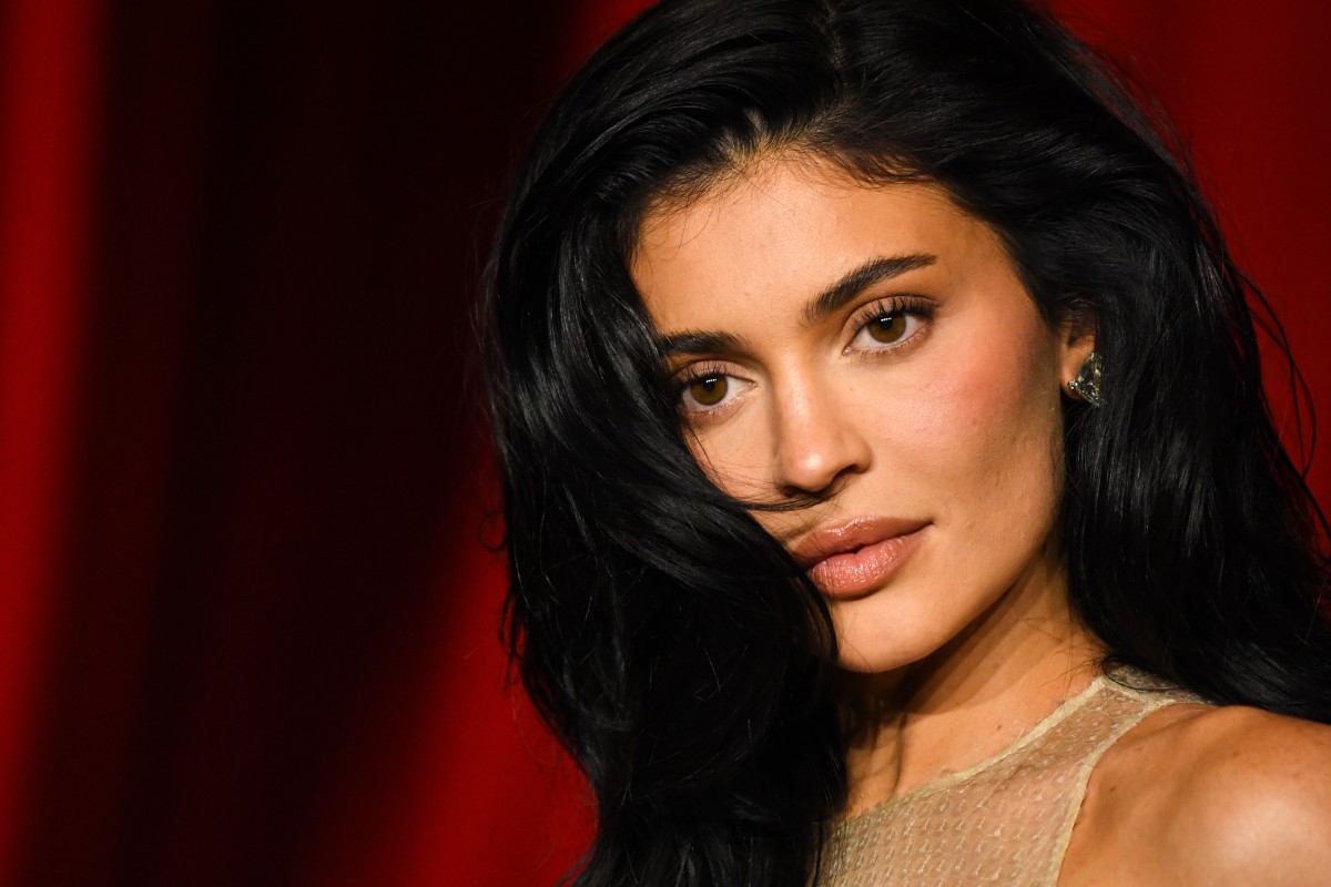 اطلالة Kylie Jenner برسمات المكياج البني المات