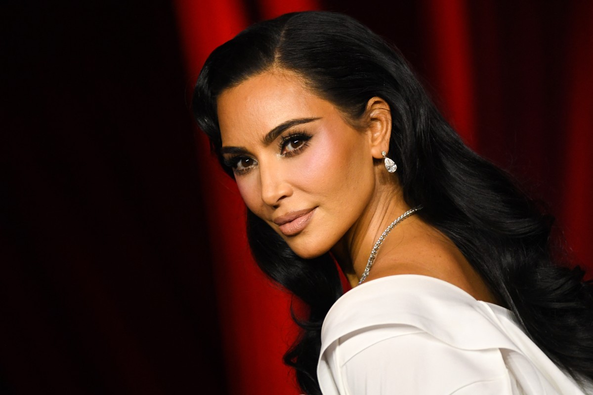 إطلالة kim Kardashian بمكياج بني ساحر