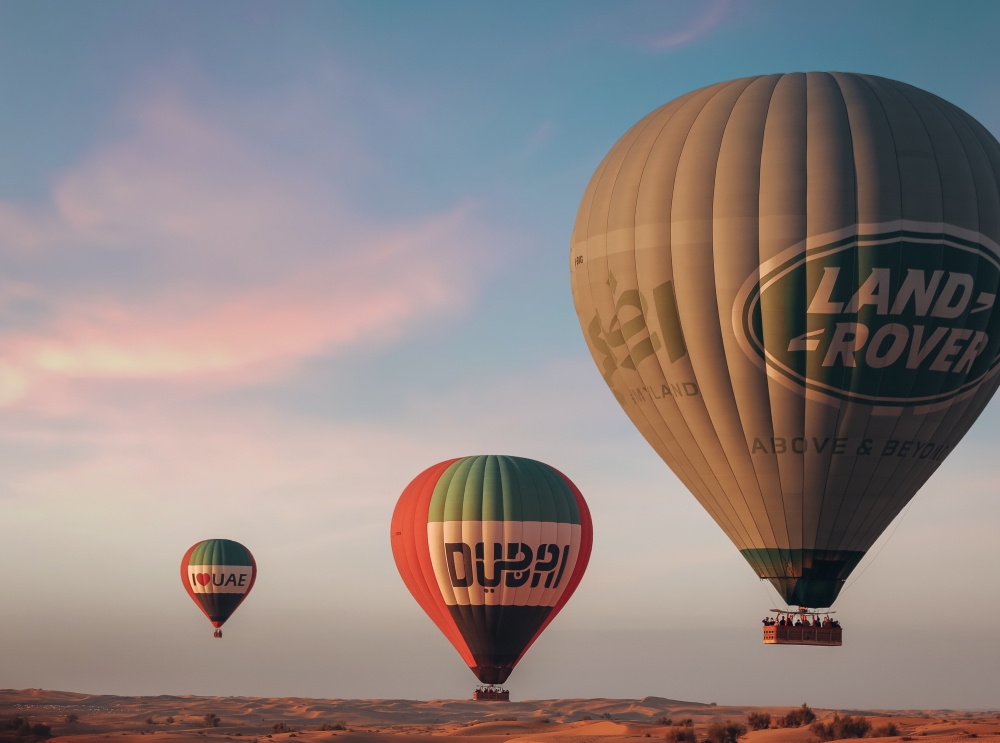 رحلة عبر الصحراء على متن Hero Balloon Flights Dubai: ملاذ فاخر ومغامرة جوية لا تُنسى