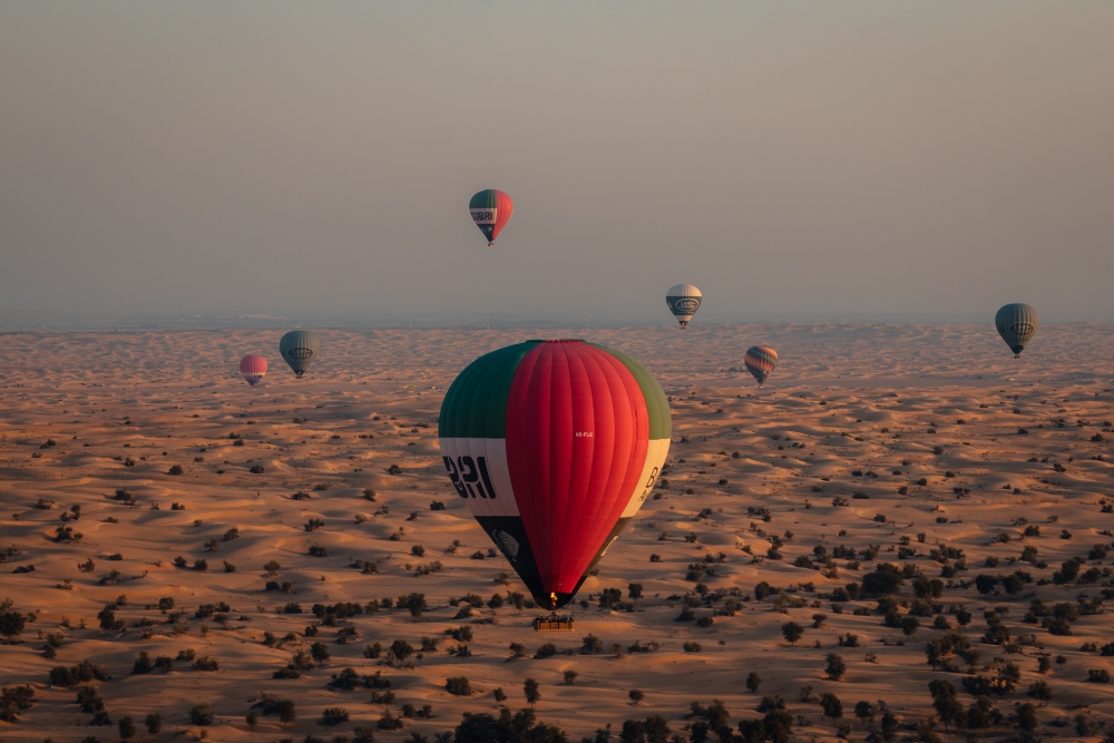 رحلة عبر الصحراء على متن Hero Balloon Flights Dubai: ملاذ فاخر ومغامرة جوية لا تُنسى