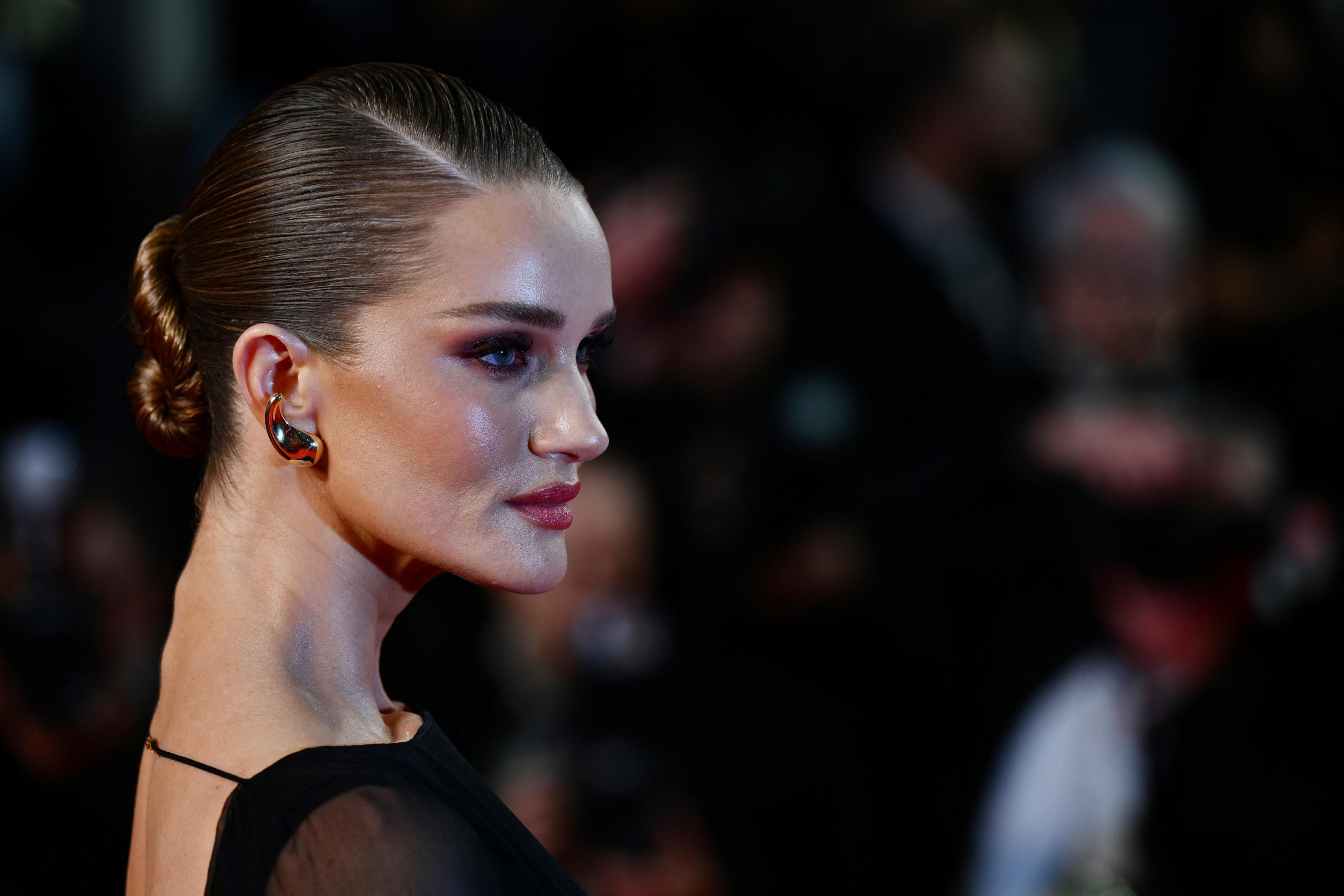 تسريحات شعر الكعكة المرفوعة مع الخصل المترابطة بأسلوب Rosie Huntington-Whiteley