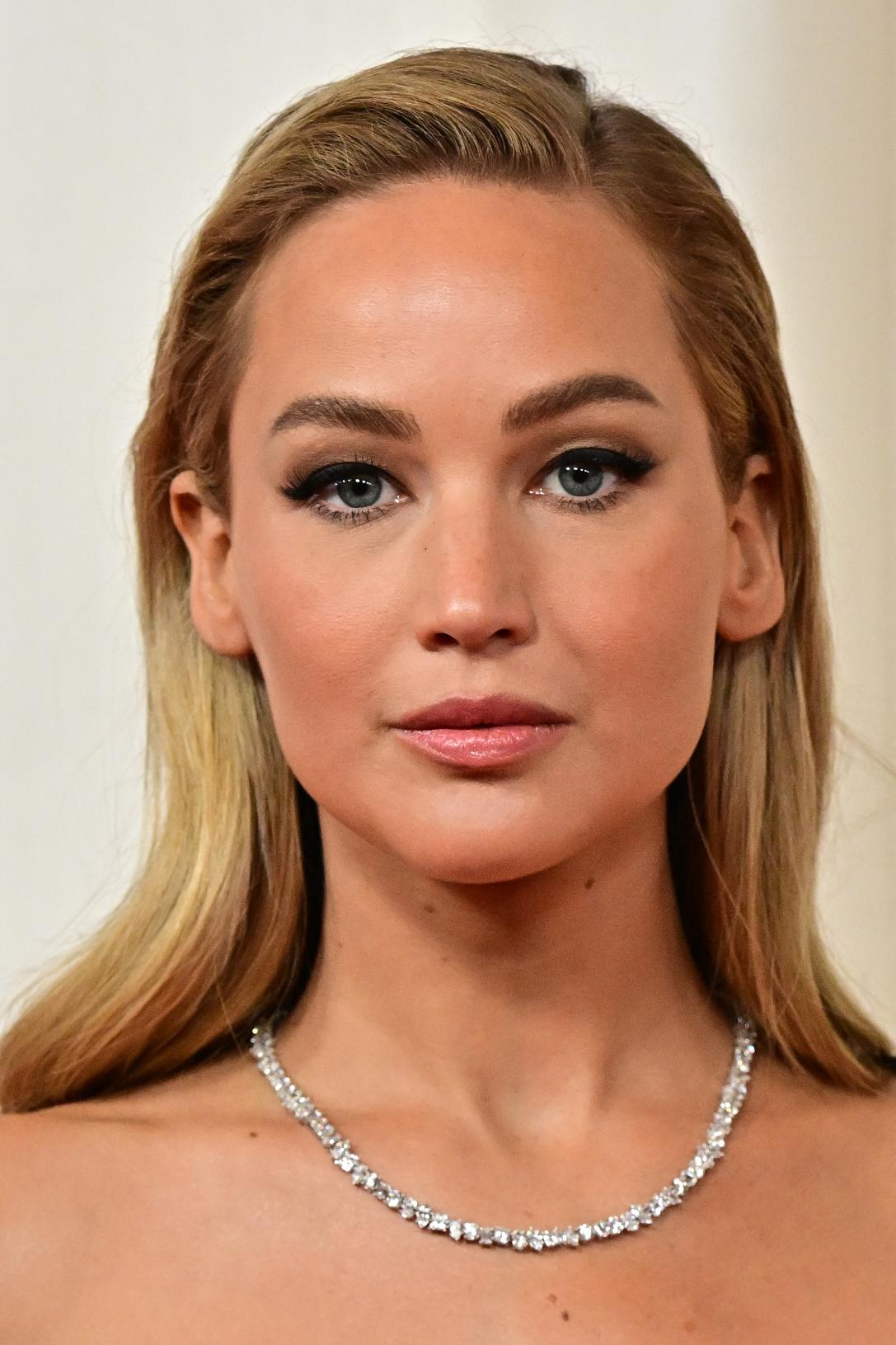 إطلالة Jennifer Lawrence بخطوط الآيلاينر العريضة