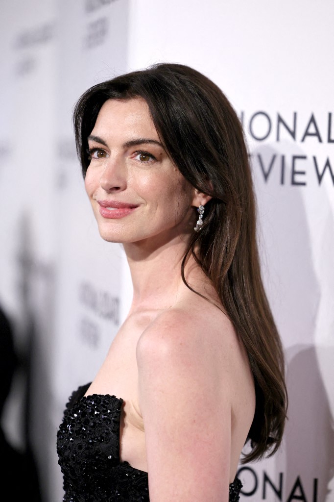 أجمل تسريحات شعر ويفي للمناسبات من Anne Hathaway