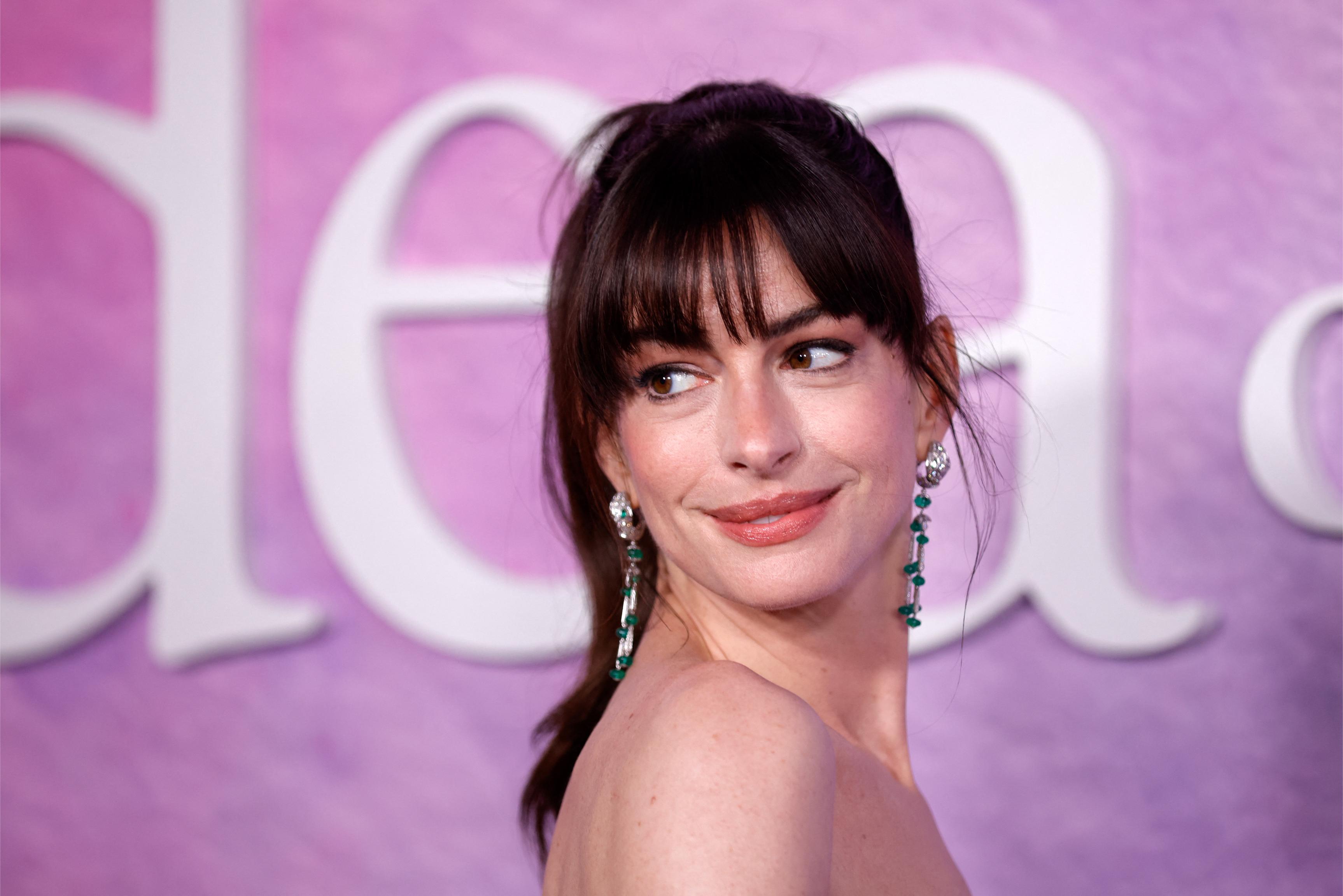 1 رئيسية إطلالة Anne Hathaway بغرة الـFringe  الطويلة