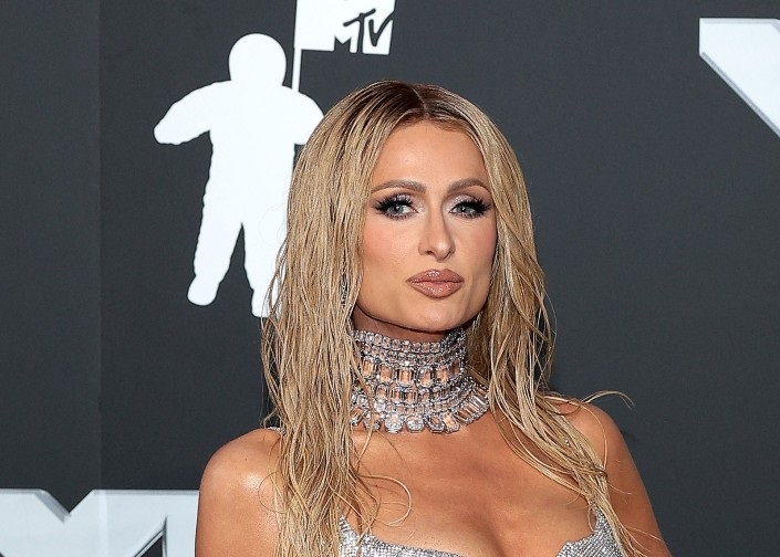 اطلالة Paris Hilton برسمات المكياج البراق